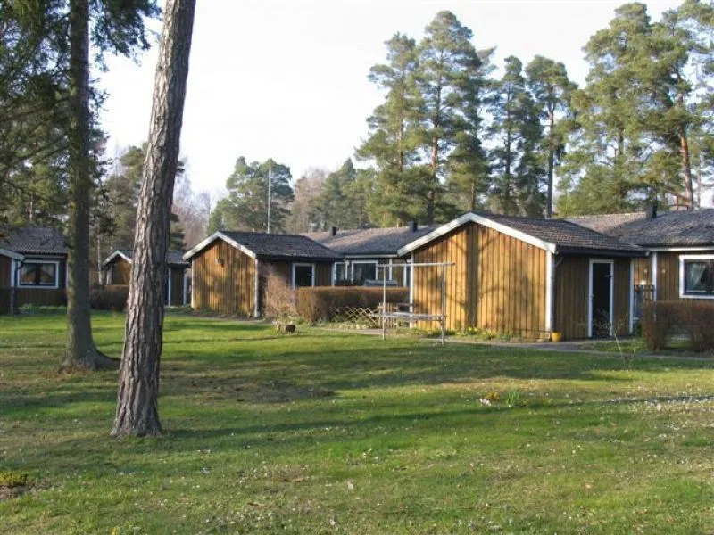 Hus B med trädgårdsförråd.